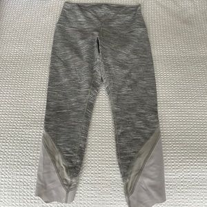 Lululemon cropped legging.